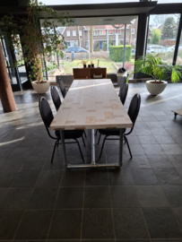 Tafel gemaakt van oude geschilderde vloerdelen