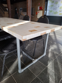 Tafel gemaakt van oude geschilderde vloerdelen