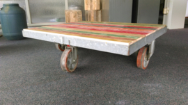 Salontafel gemaakt van een industriële trolley