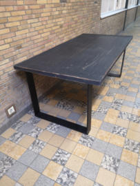 Tafel gemaakt van hardhouten planken afkomstig uit schip ruim