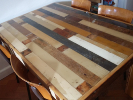 Tafels van geverfd hout