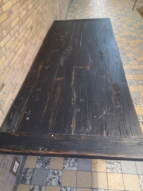 Tafel gemaakt van hardhouten planken afkomstig uit schip ruim
