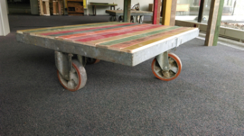 Salontafel gemaakt van een industriële trolley