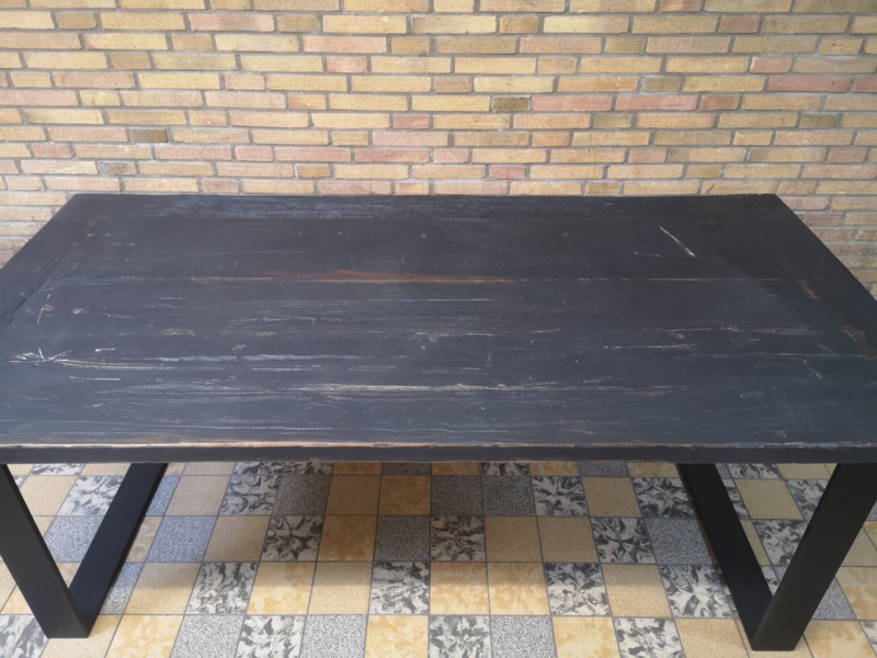 Uitsluiting Ijdelheid Overtekenen Tafel gemaakt van hardhouten planken afkomstig uit schip ruim |  Handgemaakte meubels | Heppiehout.nl