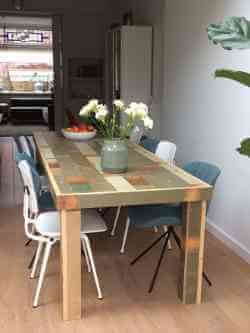 handgemaakte tafel van gerecycled hout