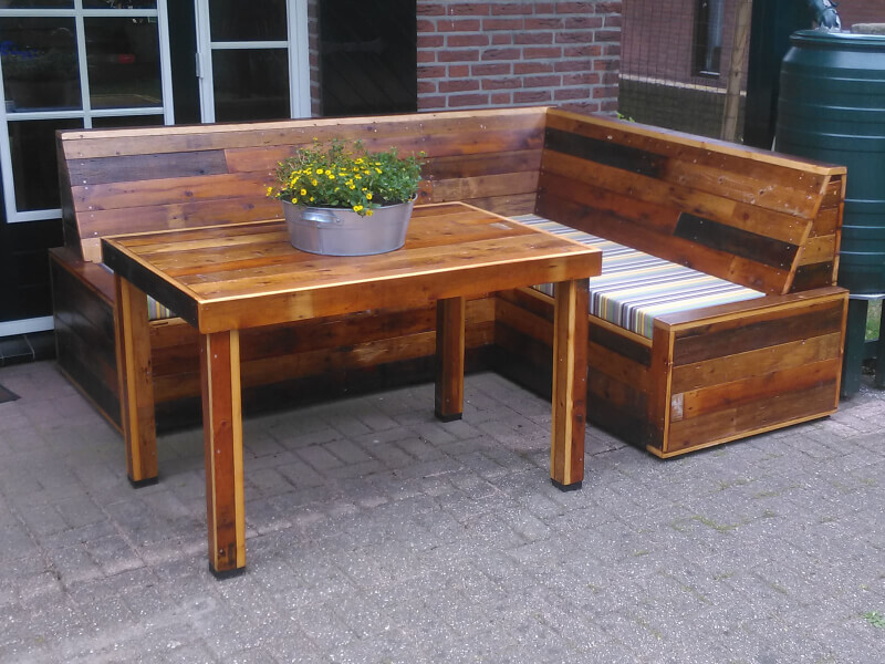 Buitenbank van gerecycled hout