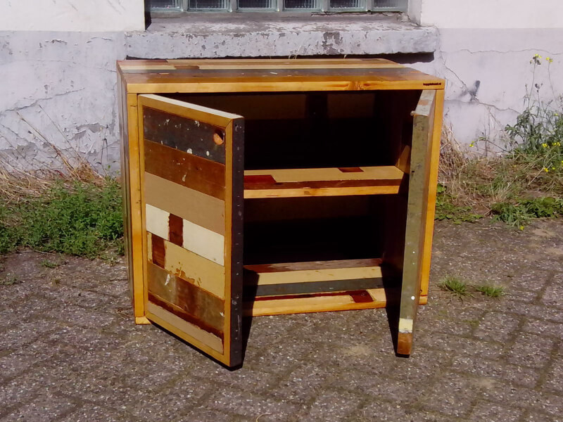 kast van gerecycled hout