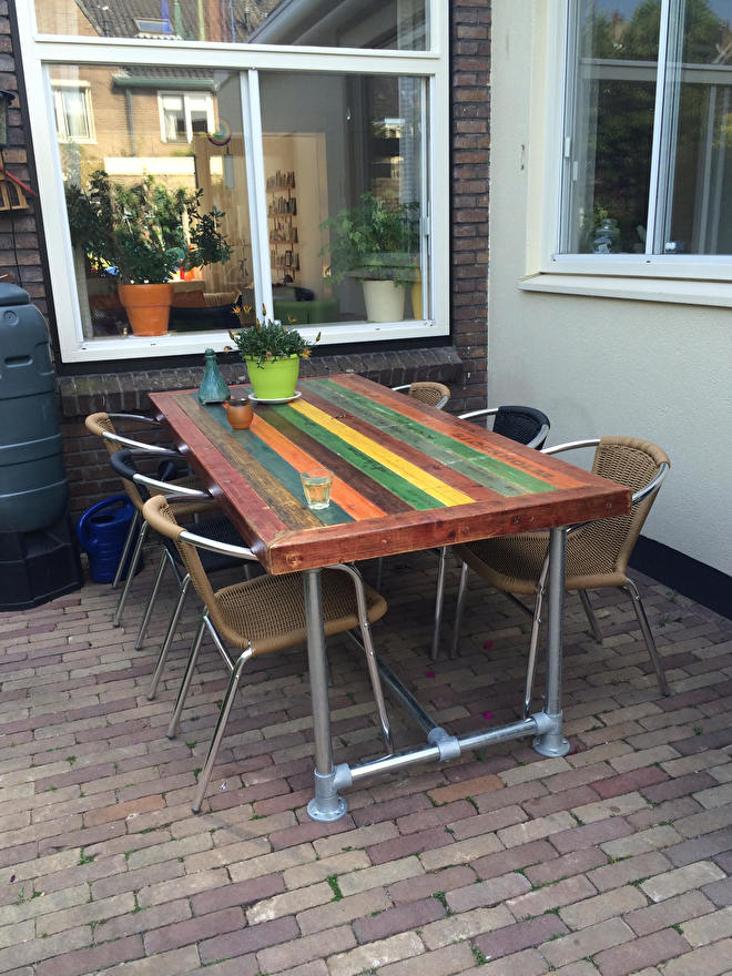 tuintafel van gerecycled hout