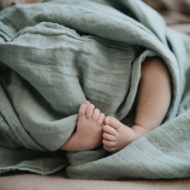 Mushie | Swaddle roman green