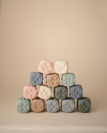 Mushie | Dice press toy - Cambridge blue/Shifting sand