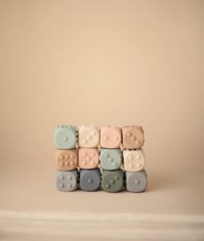 Mushie | Dice press toy - Cambridge blue/Shifting sand