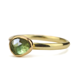 Gouden ring met roosgeslepen groene toermalijn