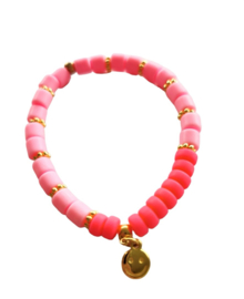 Kralenarmband roze, smiley bedel