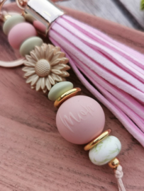 Mom sleutelhanger met roze luxe kwast en goudkleurige bloem