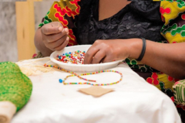 Wens/Kado kaartje Happy Birthday met Masai Beads armbandje