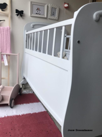 Brocante ledikantje met klepzijkant Maan