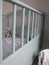 Vintage ledikantje Livia met schuine pootjes