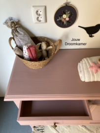 Sierlijke brocante commode Chanel