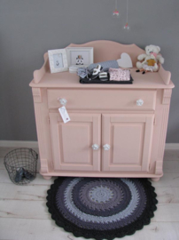 Landelijke commode voor Charlotte