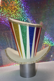 Foamhoedje Mathatter model . Kleur regenboog/wit