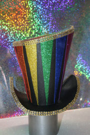 Foamhoedje Mathatter model . Kleur regenboog/zwart