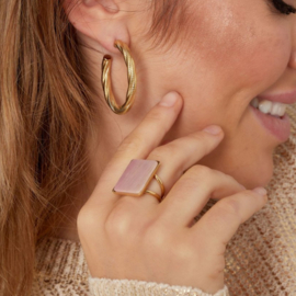Ring met roze vierkante steen
