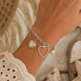 Zilverkleurige Armband met Hartjes