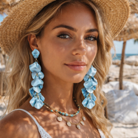 Lichtblauwe statement clipoorbellen met golvend design