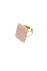 Ring met roze vierkante steen