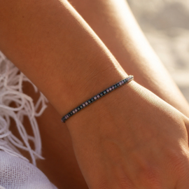 Verstelbaar armbandje mini beads grijs
