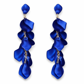 Blauwe statement clipoorbellen met bloembladeren