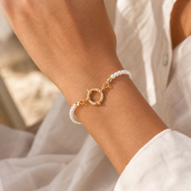Armband met witte kralen en boeisluiting