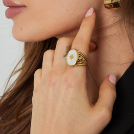 Ring met ovaal design en ster