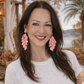 Roze statement clipoorbellen met bloemblaadjes