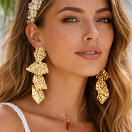 Goudkleurige ketting met rode chili hanger