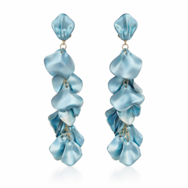 Lichtblauwe statement clipoorbellen met golvend design