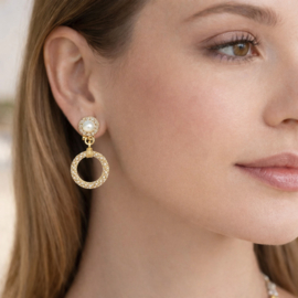 Goudkleurige clipoorbellen met parelring