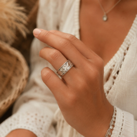 Verstelbare ring Met Cross Patroon – past altijd & comfortabel