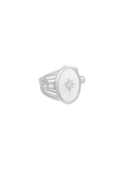 Ring met ovaal design en ster