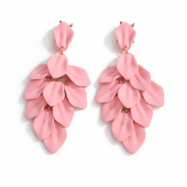 Roze statement clipoorbellen met bloemblaadjes