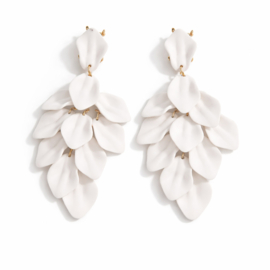 Witte bloem clipoorbellen statement Ibiza stijl