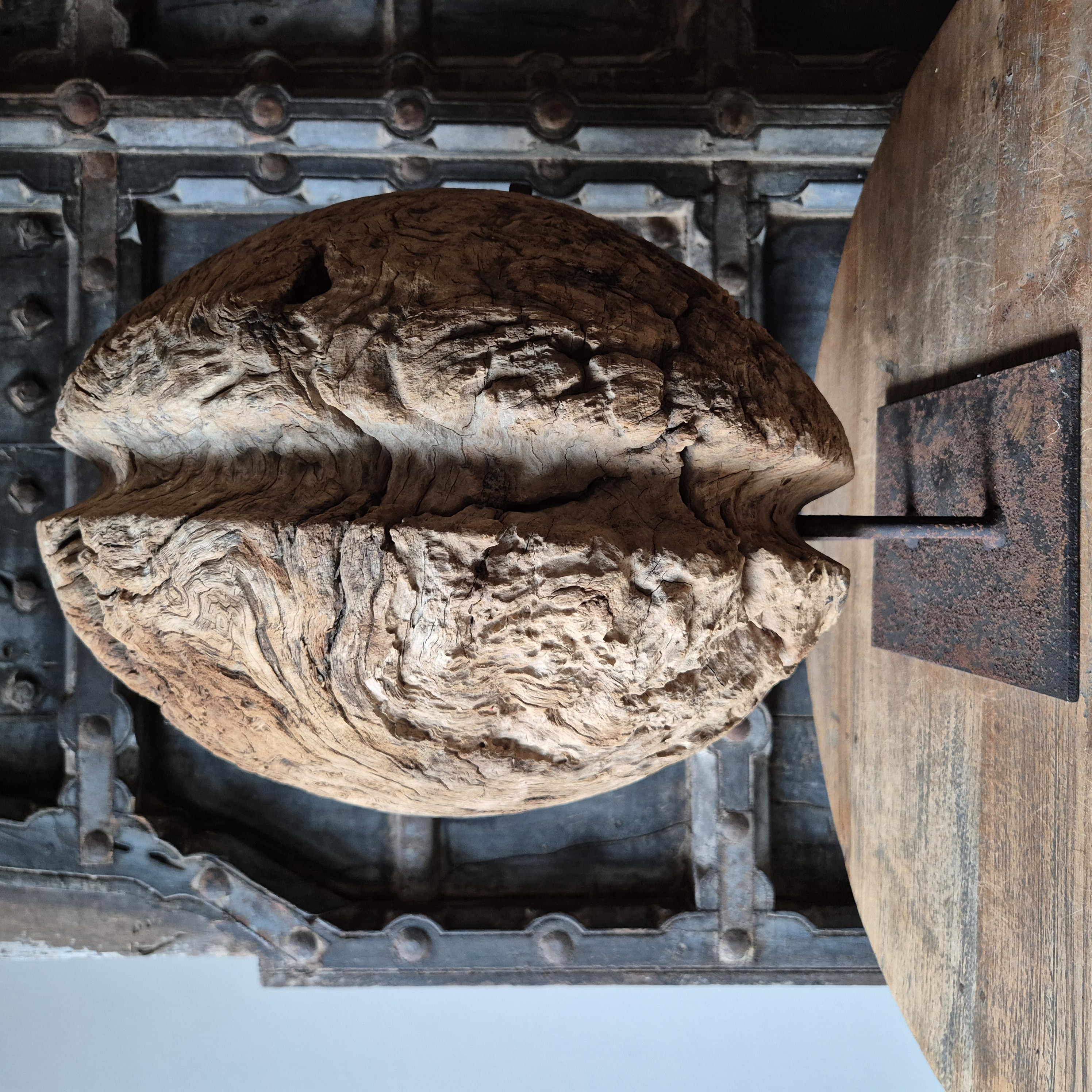 Houten katrol op standaard