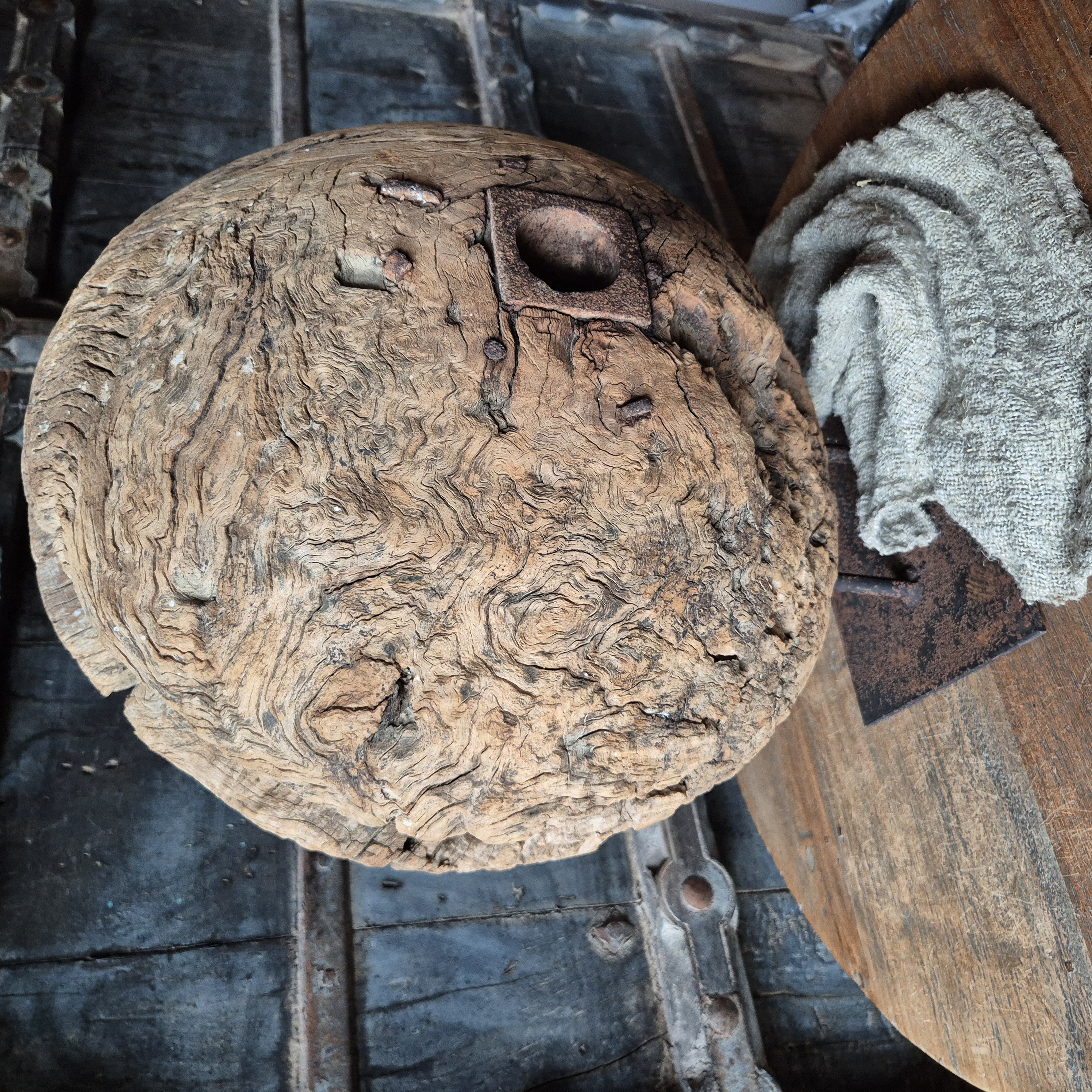 Houten katrol op standaard