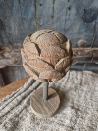 Houten ornament artisjok verweerd hout