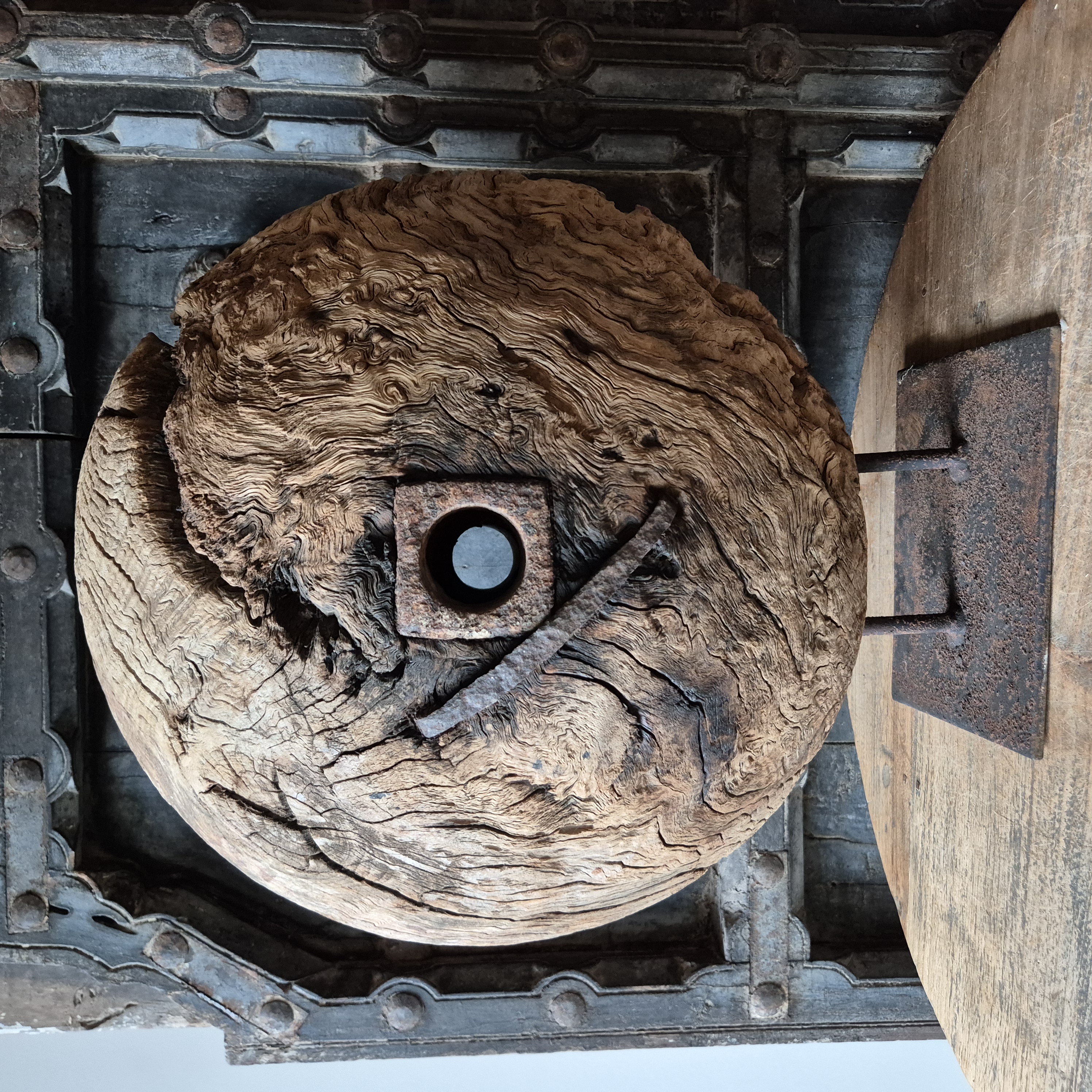 Houten katrol op standaard