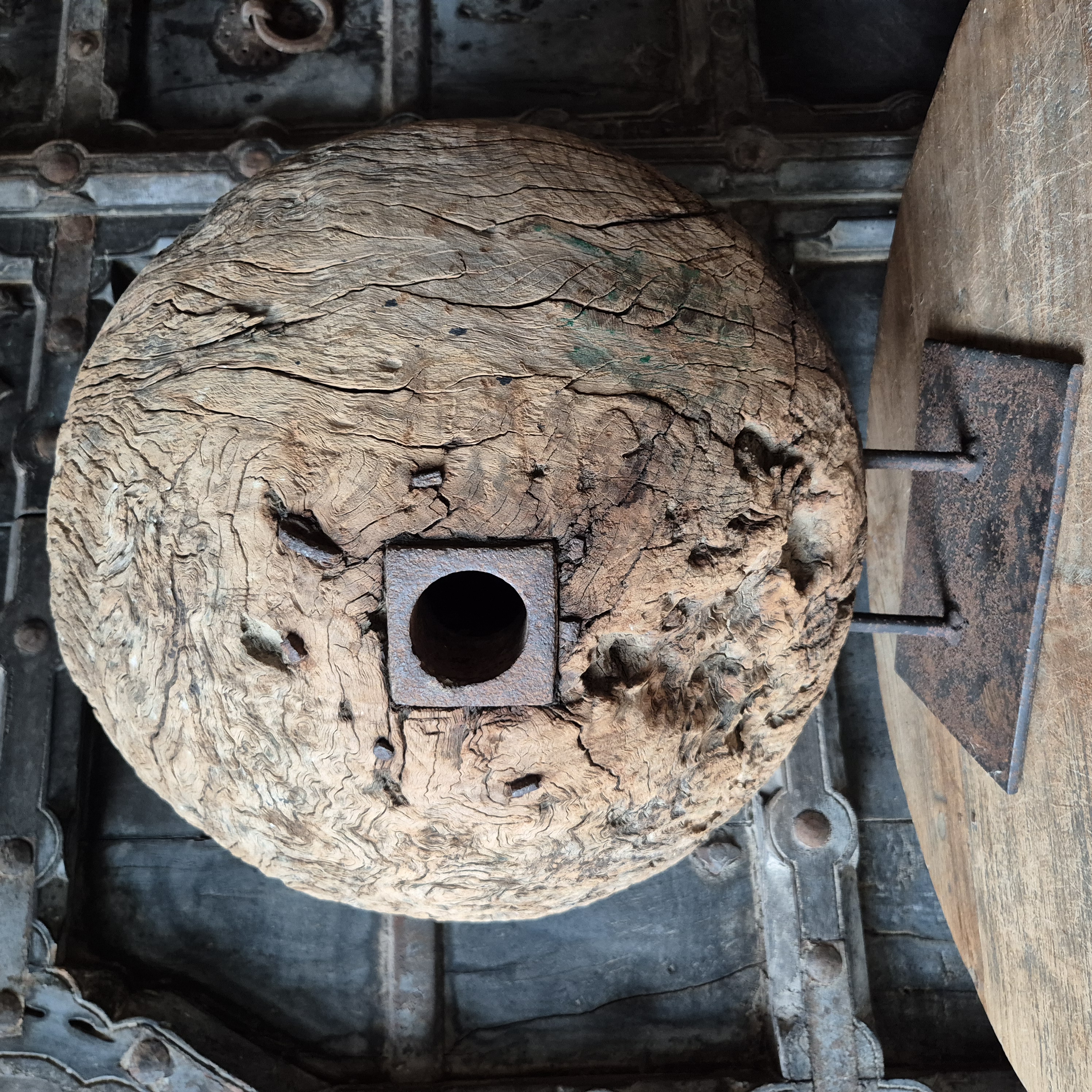 Houten katrol op standaard