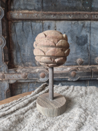 Houten ornament artisjok verweerd hout
