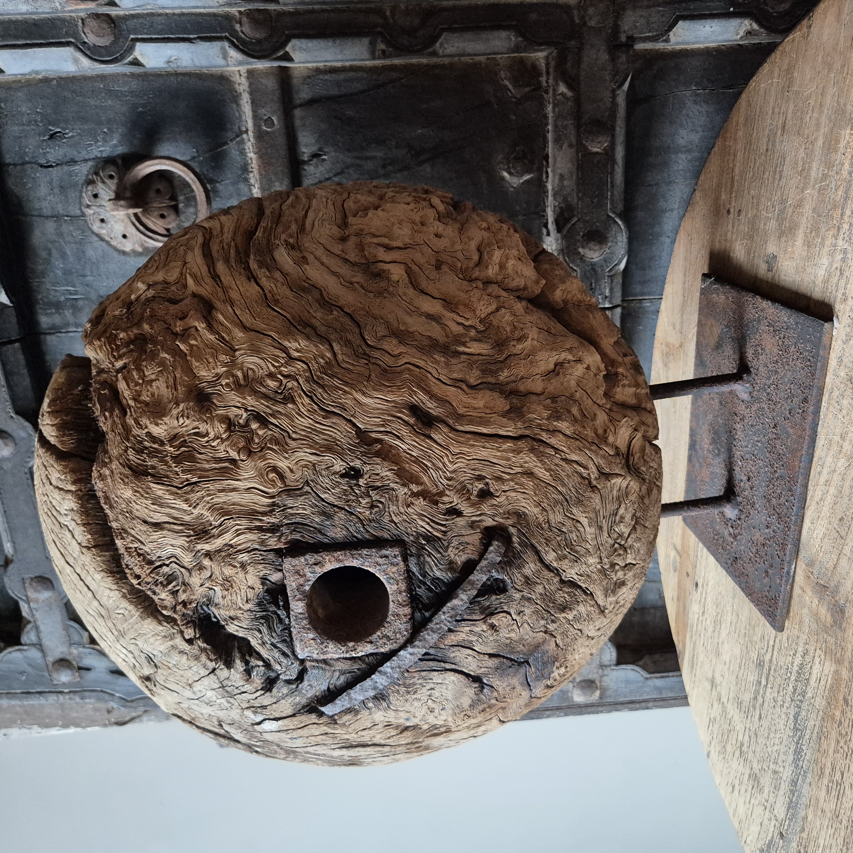 Houten katrol op standaard