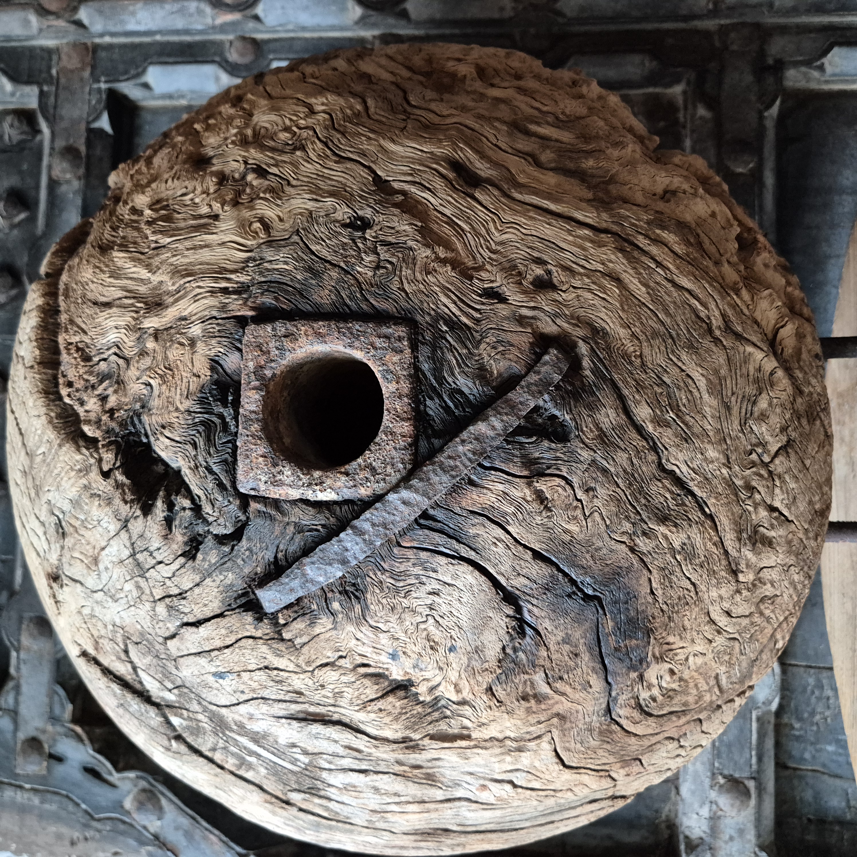 Houten katrol op standaard