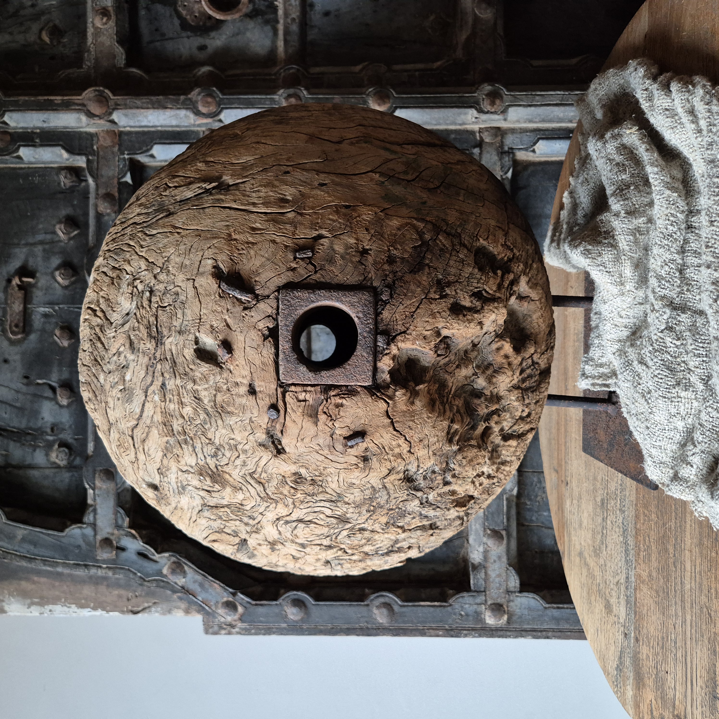 Houten katrol op standaard